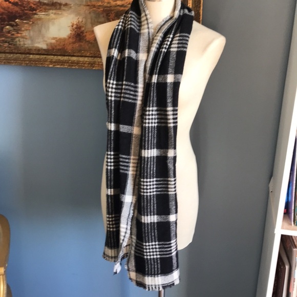 Lauren Ralph Lauren 100 % lambs wool black & cream plaid scarf with fringe trim - Picture 2 of 8